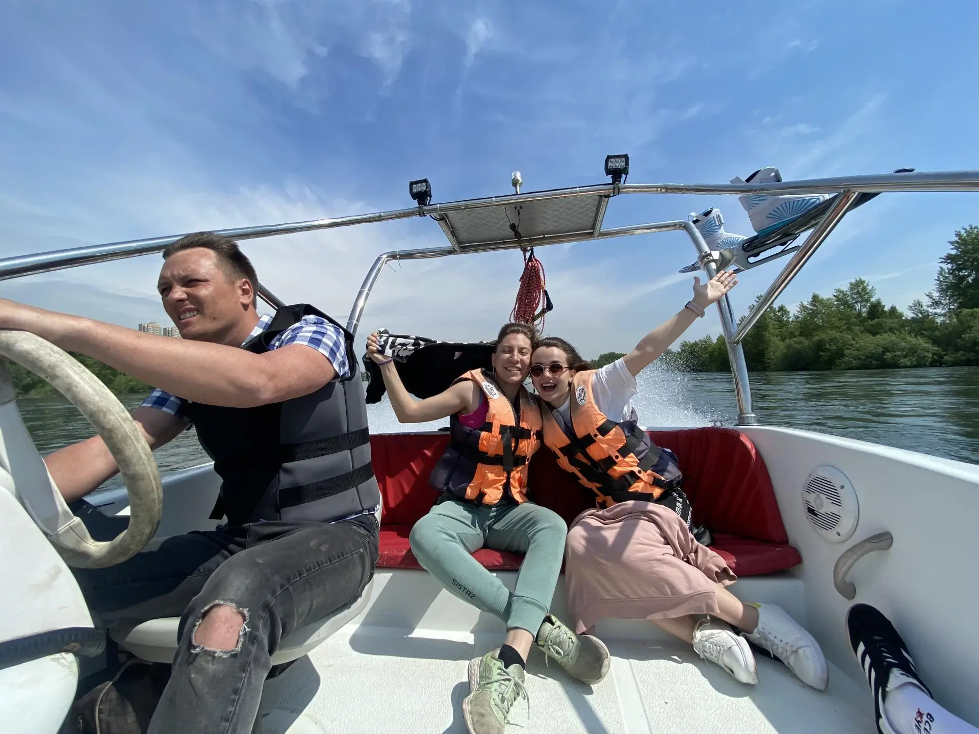 Прогулка на катере с ветерком по Енисею