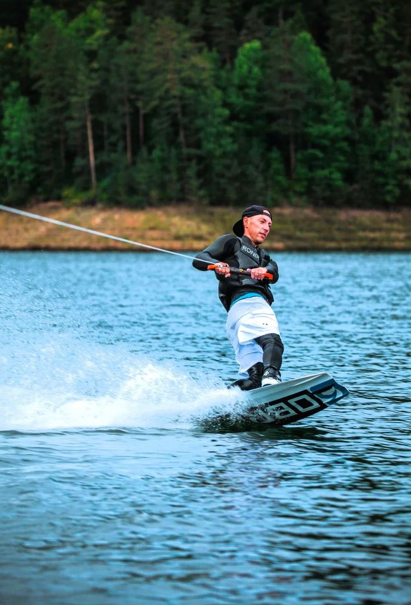 Урок вейкбординга на Енисее