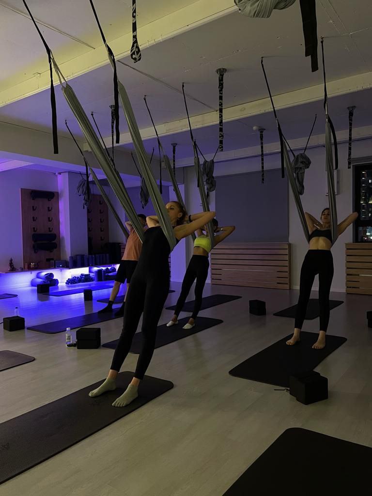 Занятие по йоге в гамаках