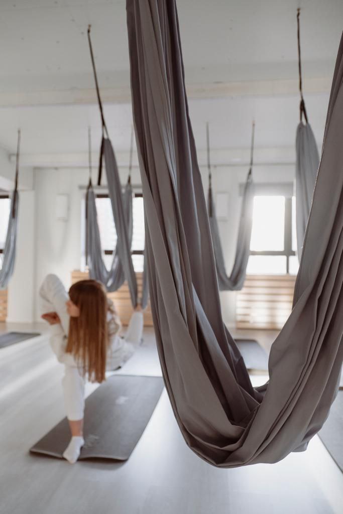 Занятие по йоге в гамаках