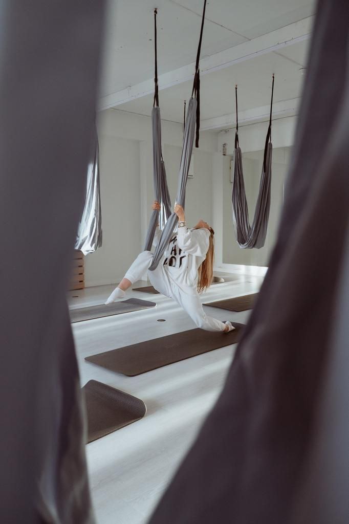 Занятие по йоге в гамаках