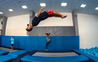 Прыжки на спортивном батуте