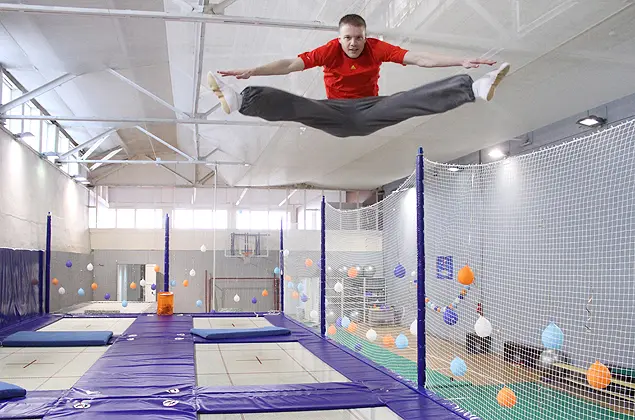 Прыжки на спортивном батуте